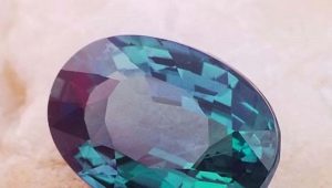 Synthetic alexandrite: description, properties and difference from natural
