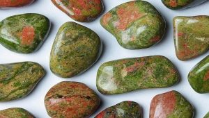 Unakit: vlastnosti a vlastnosti kamene