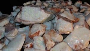 Opale blanche: caractéristiques et propriétés