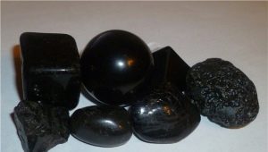 Onice nero: proprietà della pietra, applicazione, selezione e cura
