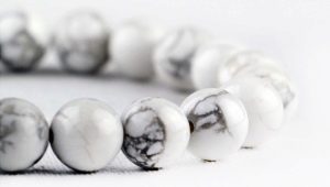 Howlite: features and properties of the stone