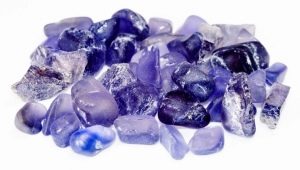 Iolit: beskrivelse, betydning og egenskaber af stenen