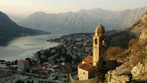 Ciri-ciri rekreasi di bandar Kotor di Montenegro