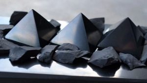 Šungit: vlastnosti kamene, jeho použití, výhody a škody