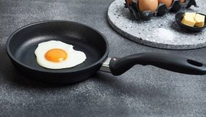 Types and selection of frying pan for scrambled eggs