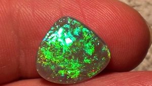 Opal hijau: rupa, sifat dan kegunaannya