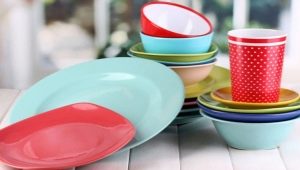 Χρωματιστά πιάτα: τύποι και επιλογή