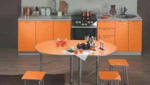 Meja dapur pada kaki logam: jenis dan petua untuk memilih