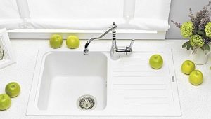Hvit vask for kjøkkenet: funksjoner og tips for valg
