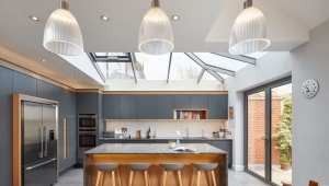 Κουζίνα μέχρι την οροφή: τύποι και χρήση στο εσωτερικό