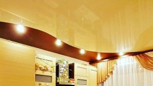 แสงสว่างในห้องครัวพร้อมเพดานยืด: ทางเลือกและตำแหน่งของโคมไฟ