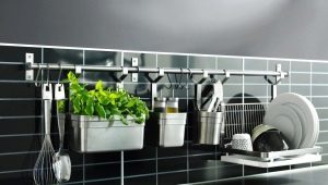 Dakrails voor de keuken: variëteiten, tips voor kiezen en installeren