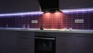 Dolapların altındaki mutfak için LED şerit: seçim ve kurulum için ipuçları