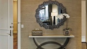 Specchio con mensola nel corridoio: tipi e suggerimenti per la selezione