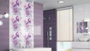 Fürdőszoba kialakítása orchideákkal a csempéken