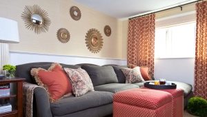 Bagaimana cara menghias dinding di ruang tamu di atas sofa?
