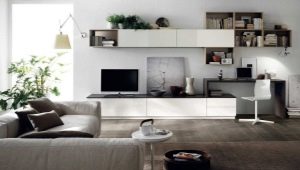 Muro con mesa en la sala de estar: características y criterios de selección.
