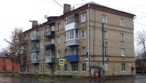 Le sottigliezze dei balconi vetrati a Krusciov