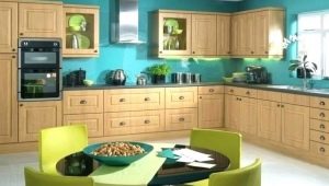 Variantes de combinaciones de colores en el interior de la cocina.