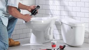 Pada jarak berapakah dari dinding harus diletakkan tandas?