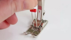 Dvigubos siuvimo mašinos adata: kaip sriegti ir siūti?