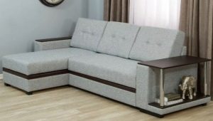 Sofa dengan meja di tempat letak tangan: ciri dan pilihan