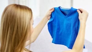 Πώς να αφαιρέσετε καρούλια από τα ρούχα χωρίς γραφομηχανή στο σπίτι;