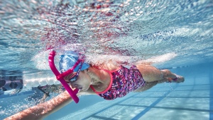أنابيب السباحة للسباحة في المسبح: الخصائص ، الأصناف ، الاختيار