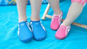Pantofi pentru copii pentru piscină: caracteristici, varietăți, subtilități la alegere