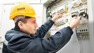 Who is a ship's electrician and what does he do?