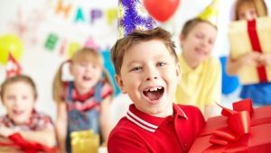 Den Geburtstag eines 5-jährigen Jungen feiern: Szenarien und Wettbewerbe