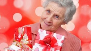 วิธีการฉลองวันเกิดครบรอบ 80 ปีของผู้หญิงคนหนึ่ง?