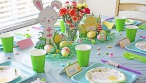 Hvordan dekorerer man et bord til et barns fødselsdag?