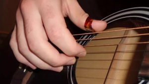 Wie sollten die Nägel von Gitarristen aussehen und wie sollten sie gepflegt werden?