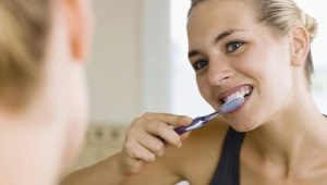 ¿Cuándo debería cepillarse los dientes, antes o después del desayuno?