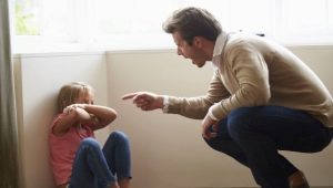 De redenen voor haat tegen de vader en hoe het probleem op te lossen