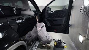 Kemisk rensning af bilens interiør