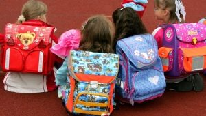 اختيار حقيبة ظهر مدرسية لفتاة في الصف الأول