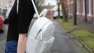 O que são mochilas brancas e como fazer laços com elas?