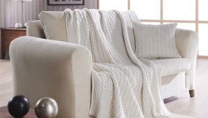 Cobertores e colchas brancas no interior