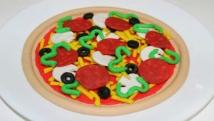 نمذجة بيتزا من البلاستيسين