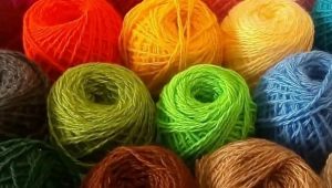 Che aspetto ha il filato Karachai e cosa può essere lavorato a maglia?