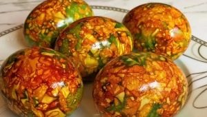 Come dipingere le uova in bucce di cipolla e verde brillante?