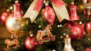 Come decorare magnificamente un albero di Natale e un pino?