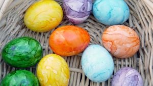 Hoe maak je marmeren eieren voor Pasen?
