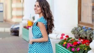 Gennemgang af blå kjoler med prikker og muligheder for billeder