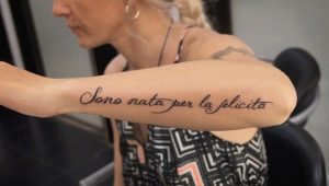 Tetování s frázemi v latině
