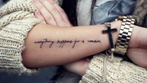 Tatuiruotė užrašų pavidalu ant rankos mergaitėms