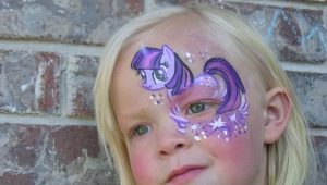 Pictură pe față cu imaginea unui unicorn