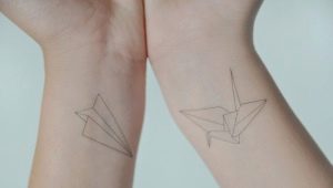 Que signifie le tatouage d'avion en papier?